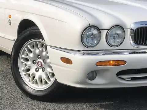 カタログ画像：ＸＪ （XJ） ＸＪ エグゼクティブ３．２－Ｖ８ 2001年6月 GF-J13KB 3200cc オニキスホワイト（ソリッド） 燃費6.7km / l フロント