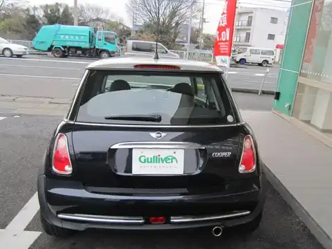 カタログ画像：ＭＩＮＩ （MINI） デザイナーズ・チョイス 2006年11月 GH-RA16 1600cc アストロ・ブラック（メタリック） 燃費11.6km / l バック