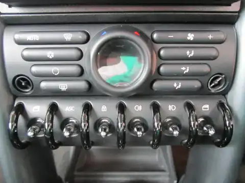 カタログ画像：ＭＩＮＩ （MINI） デザイナーズ・チョイス 2006年11月 GH-RA16 1600cc アストロ・ブラック（メタリック） 燃費11.6km / l 内装