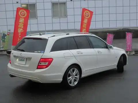 カタログ画像：Ｃクラスステーションワゴン （C-CLASS STATIONWAGON） Ｃ２００ ブルーエフィシェンシー ステーションワゴン アバンギャルド 2011年10月 DBA-204248 1800cc カルサイトホワイト（Ｓ） 燃費13.6km / l バック