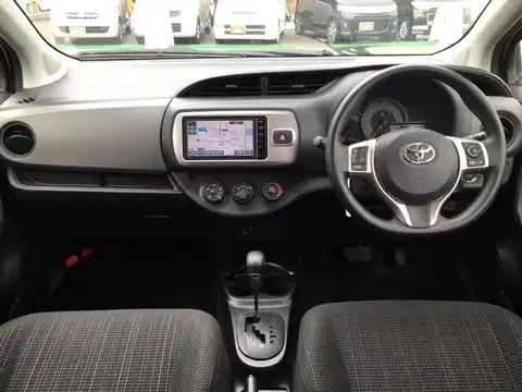 カタログ画像：ヴィッツ （VITZ） Ｆ 2014年4月 DBA-KSP130 1000cc ホワイトパールクリスタルシャイン 燃費21.6km / l 内装