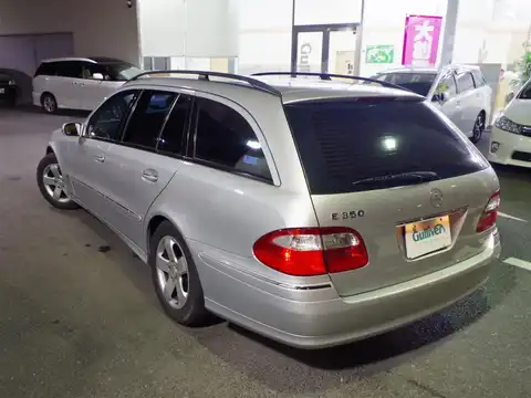 カタログ画像：Ｅクラスステーションワゴン （E-CLASS STATIONWAGON） Ｅ３５０ ステーションワゴン アバンギャルド 2005年8月 DBA-211256C 3500cc キューバナイトシルバー（Ｍ）orイリジウムシルバー（Ｍ） 燃費8.5km / l バック