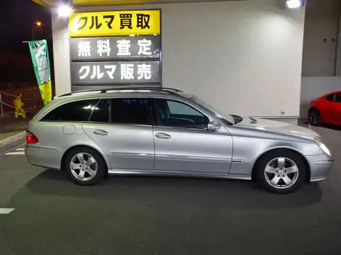 カタログ画像：Ｅクラスステーションワゴン （E-CLASS STATIONWAGON） Ｅ３５０ ステーションワゴン アバンギャルド 2005年8月 DBA-211256C 3500cc キューバナイトシルバー（Ｍ）orイリジウムシルバー（Ｍ） 燃費8.5km / l 外装