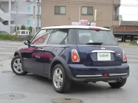 カタログ画像：ＭＩＮＩ （MINI） ワン 2004年9月 GH-RA16 1600cc ブラック・アイ・パープルメタリック 燃費14.0km / l バック