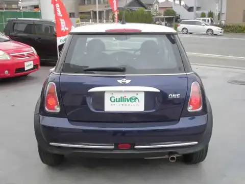 カタログ画像：ＭＩＮＩ （MINI） ワン 2004年9月 GH-RA16 1600cc ブラック・アイ・パープルメタリック 燃費14.0km / l バック