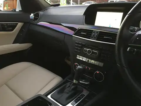 カタログ画像：Ｃクラスステーションワゴン （C-CLASS STATIONWAGON） Ｃ２００ ステーションワゴン アバンギャルド 2013年8月 DBA-204248 1800cc ポーラーホワイト（Ｓ） 燃費13.6km / l 内装