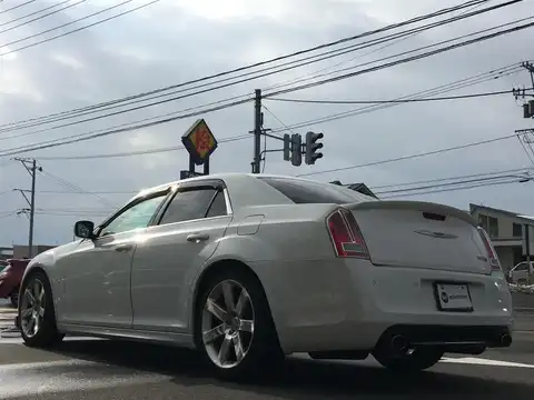 カタログ画像：クライスラー・３００ （CHRYSLER 300） ＳＲＴ８ 2013年3月 6400cc アイボリートライコートパール バック