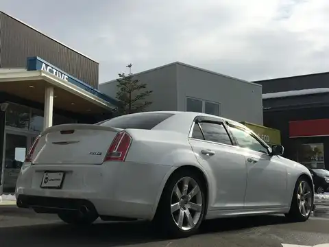 カタログ画像：クライスラー・３００ （CHRYSLER 300） ＳＲＴ８ 2013年3月 6400cc アイボリートライコートパール バック