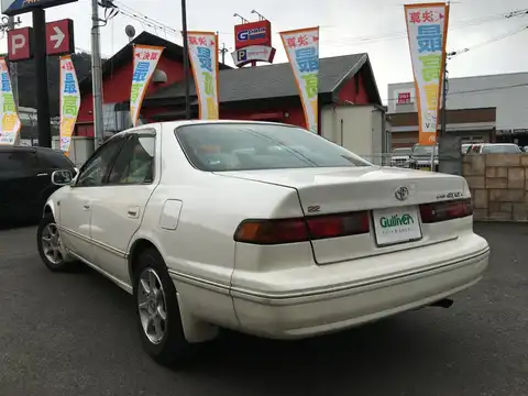 カタログ画像：カムリ （CAMRY） ２．２ Ｖセレクション 1999年8月 GF-SXV20 2200cc スーパーホワイトパールマイカ 燃費10.2km / l バック