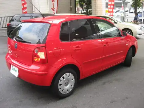 カタログ画像：ポロ （POLO） ４ドア 2004年4月 GH-9NBBY 1400cc フラッシュレッド 燃費13.4km / l バック