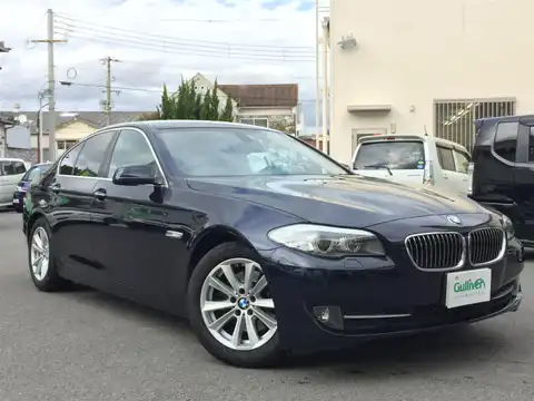 カタログ画像：５シリーズ （5 SERIES） ５２３ｉ ハイラインパッケージ 2010年7月 DBA-FP25 2500cc ソフィスト・グレー・ブリリアント・エフェクト・メタリックorインペリアル・ブルー・ブリリアント・エフェクト・メタリック 燃費11.2km / l メイン（その他）