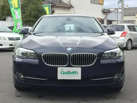 カタログ画像：５シリーズ （5 SERIES） ５２３ｉ ハイラインパッケージ 2010年7月 DBA-FP25 2500cc ソフィスト・グレー・ブリリアント・エフェクト・メタリックorインペリアル・ブルー・ブリリアント・エフェクト・メタリック 燃費11.2km / l フロント