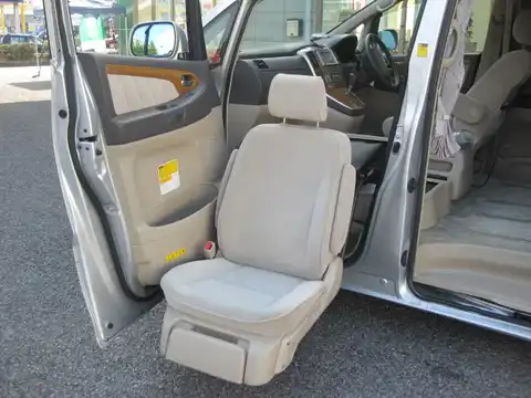 カタログ画像：アルファードＶ （ALPHARD V） ＡＸ Ｌエディション サイドリフトアップシート装着車 2005年4月 DBA-ANH15W 2400cc シルバーメタリック 燃費9.4km / l 内装