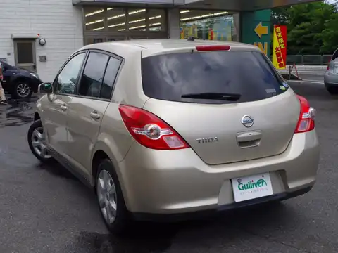 カタログ画像：ティーダ （TIIDA） １５Ｍ ＦＯＵＲ 2009年5月 DBA-NC11 1500cc シャンパーニュゴールド（Ｍ）orシルキーベージュ（ＴＭ） 燃費16.0km / l バック