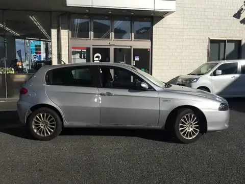 カタログ画像：アルファ１４７ （ALFA 147） ２．０ ツインスパーク セレスピード 2005年4月 GH-937AB 2000cc ナヴォーナグレー（メタリックカラー） 燃費9.5km / l 外装