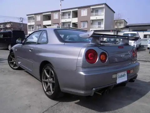 カタログ画像：スカイライン （SKYLINE） ＧＴ－Ｒ 2000年10月 GF-BNR34 2600cc アスリートシルバー（Ｍ）（スーパーファインハードコート） 燃費8.1km / l バック