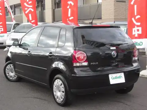 カタログ画像：ポロ （POLO） ４ドア 2006年2月 GH-9NBKY 1400cc ブラックマジックパールエフェクト 燃費14.4km / l バック