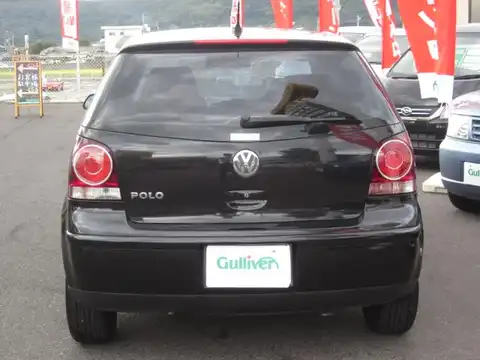 カタログ画像：ポロ （POLO） ４ドア 2006年2月 GH-9NBKY 1400cc ブラックマジックパールエフェクト 燃費14.4km / l バック