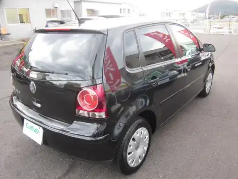 カタログ画像：ポロ （POLO） ４ドア 2006年2月 GH-9NBKY 1400cc ブラックマジックパールエフェクト 燃費14.4km / l バック