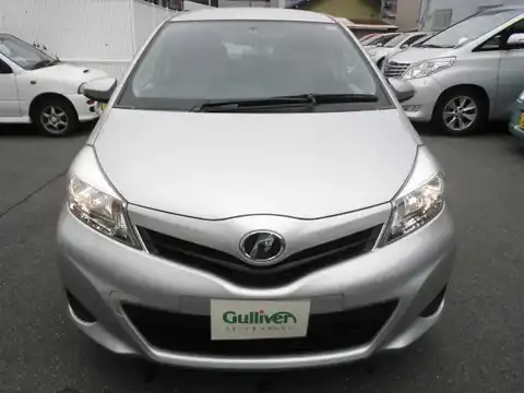 カタログ画像：ヴィッツ （VITZ） Ｆ スマートストップパッケージ 2010年12月 DBA-NSP130 1300cc シルバーメタリック 燃費21.8km / l フロント