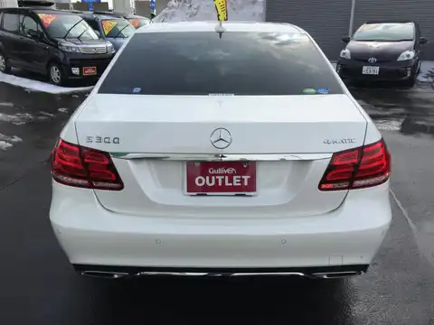 カタログ画像：Ｅクラス （E-CLASS） Ｅ３００ ４マチック アバンギャルド 2013年5月 RBA-212080C 3500cc ポーラーホワイト（Ｓ） 燃費12.0km / l バック