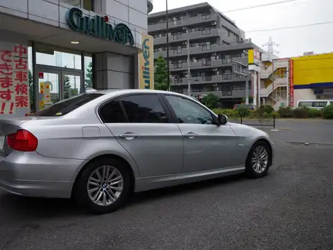 カタログ画像：３シリーズ （3 SERIES） ３２５ｉ ハイラインパッケージ 2010年5月 LBA-PH25 3000cc チタン・シルバー（メタリック・カラー） 燃費11.6km / l 外装