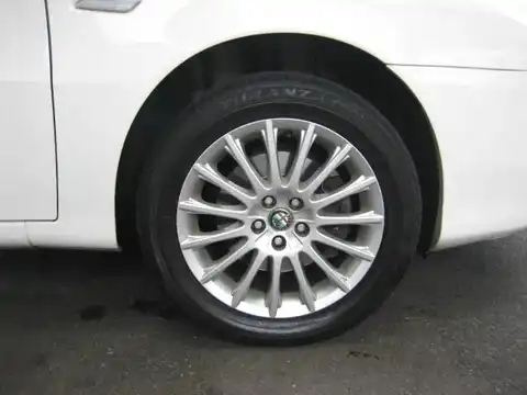 カタログ画像：アルファ１４７ （ALFA 147） ２．０ ツインスパーク 2005年4月 GH-937AB 2000cc ポーラホワイト（ソリッドカラー） 燃費9.5km / l タイヤ