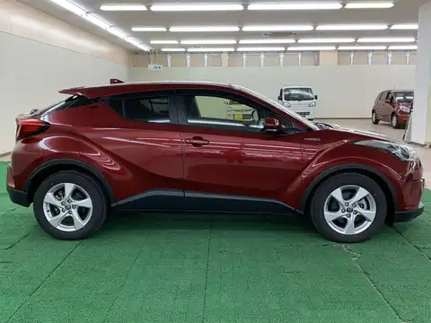 カタログ画像：Ｃ－ＨＲ （C-HR） Ｓ 2016年12月 DAA-ZYX10 1800cc センシュアルレッドマイカ 燃費30.2km / l 外装