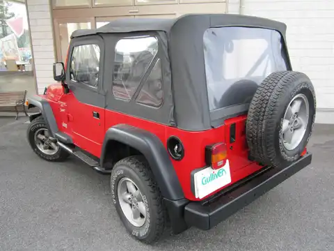 カタログ画像：ジープ・ラングラー （JEEP WRANGLER） スポーツ ソフトトップ 2000年1月 GF-TJ40S 4000cc フレームレッド 燃費6.7km / l バック