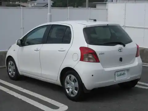 カタログ画像：ヴィッツ （VITZ） Ｘ 2005年12月 DBA-NCP91 1500cc ホワイト 燃費18.6km / l バック