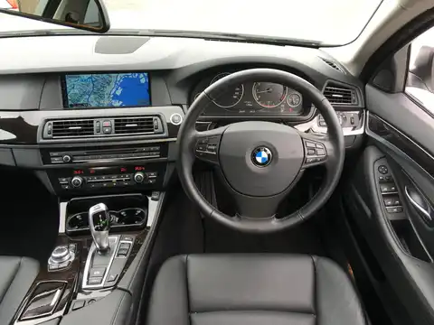 カタログ画像：５シリーズ （5 SERIES） ５２３ｉツーリング ハイラインパッケージ 2010年9月 DBA-MT25 2500cc 燃費10.2km / l 内装