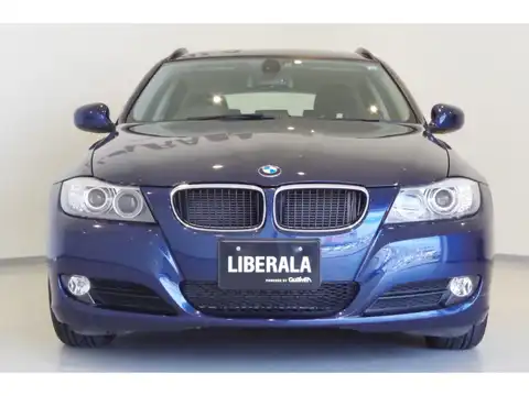 カタログ画像：３シリーズ （3 SERIES） ３２０ｉツーリング 2010年5月 LBA-US20 2000cc モナコ・ブルー（メタリックカラー）orモンテゴ・ブルー（メタリック・カラー） 燃費13.0km / l フロント