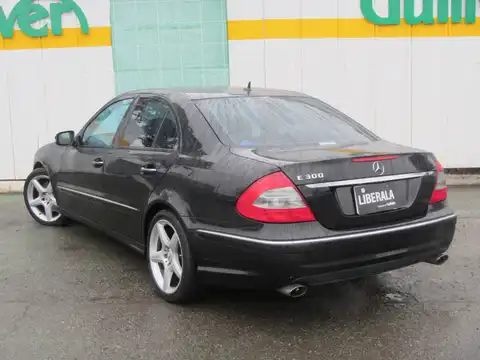 カタログ画像：Ｅクラス （E-CLASS） Ｅ３００ アバンギャルドＳ 2007年1月 DBA-211054C 3000cc コルンバイトブラック（Ｍ）orオブシディアンブラック（Ｍ） 燃費9.1km / l バック