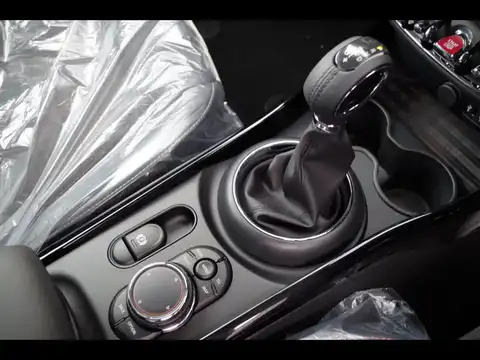 カタログ画像：ＭＩＮＩ （MINI） クーパー クラブマン 2017年4月 DBA-LN15 1500cc ミッドナイト・ブラック（メタリック） 燃費17.1km / l 内装