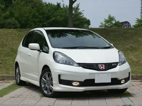 カタログ画像：フィット （FIT） ＲＳ 2011年11月 DBA-GE8 1500cc プレミアムホワイト・パール 燃費18.4km / l メイン（その他）