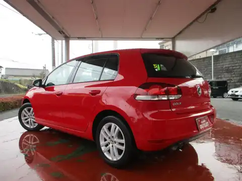 カタログ画像：ゴルフ （GOLF） ＴＳＩコンフォートラインプレミアムエディション 2011年8月 DBA-1KCAX 1400cc アマリリスレッドメタリックorトルネードレッド 燃費16.4km / l バック