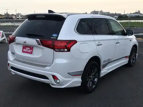 カタログ画像：アウトランダーＰＨＥＶ （OUTLANDER PHEV） Ｓエディション 2018年8月 5LA-GG3W 2400cc ホワイトパールorホワイトパール/ブラックマイカ 燃費16.4km / l バック