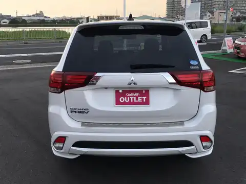 カタログ画像：アウトランダーＰＨＥＶ （OUTLANDER PHEV） Ｓエディション 2018年8月 5LA-GG3W 2400cc ホワイトパールorホワイトパール/ブラックマイカ 燃費16.4km / l バック