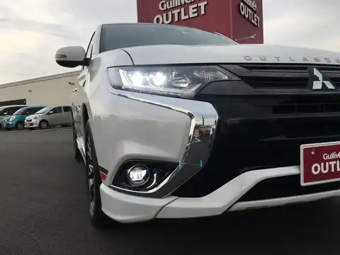 カタログ画像：アウトランダーＰＨＥＶ （OUTLANDER PHEV） Ｓエディション 2018年8月 5LA-GG3W 2400cc ホワイトパールorホワイトパール/ブラックマイカ 燃費16.4km / l 外装