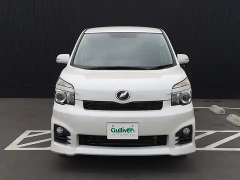 カタログ画像：ヴォクシー （VOXY） ＺＳ 2010年4月 DBA-ZRR70W 2000cc ホワイトパールクリスタルシャイン 燃費13.6km / l フロント