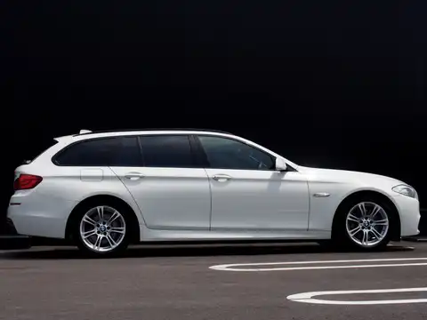 カタログ画像：５シリーズ （5 SERIES） ５３５ｉツーリング Ｍスポーツパッケージ 2010年9月 DBA-MU35 3000cc 燃費10.0km / l 外装