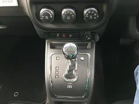 カタログ画像：ジープ・コンパス （JEEP COMPASS） ブラックエディション 2016年6月 ABA-MK49 2000cc ブライトホワイトクリアコート 燃費10.5km / l 内装