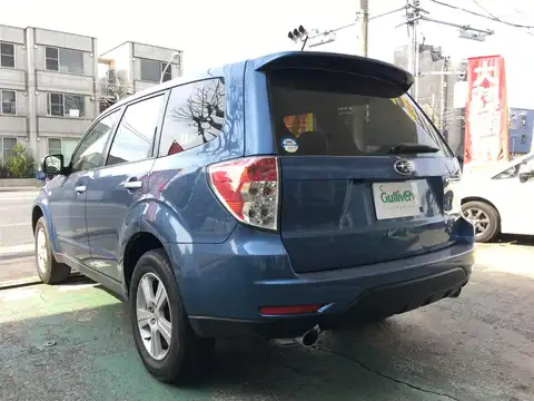 カタログ画像：フォレスター （FORESTER） ２．０ＸＳ 2007年12月 DBA-SH5 2000cc ニューポートブルー・パール 燃費14.0km / l バック