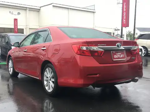 カタログ画像：カムリ （CAMRY） ハイブリッド レザーパッケージ 2012年9月 DAA-AVV50 2500cc レッドマイカメタリック 燃費23.4km / l バック