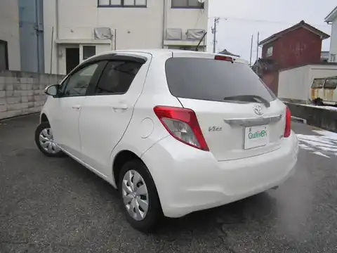 カタログ画像：ヴィッツ （VITZ） Ｆ スマートストップパッケージ 2010年12月 DBA-NSP130 1300cc ホワイトパールクリスタルシャイン 燃費21.8km / l バック