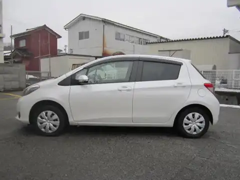 カタログ画像：ヴィッツ （VITZ） Ｆ スマートストップパッケージ 2010年12月 DBA-NSP130 1300cc ホワイトパールクリスタルシャイン 燃費21.8km / l 外装