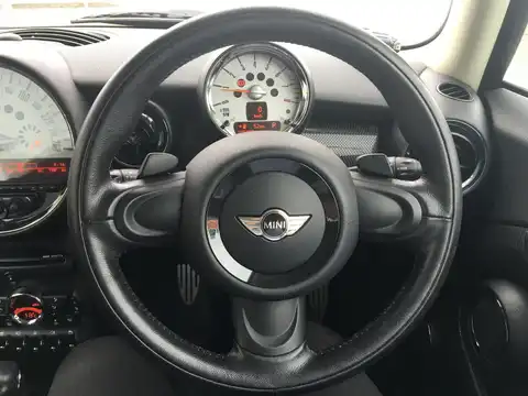 カタログ画像：ＭＩＮＩ （MINI） クーパーＳ クラブマン 2011年4月 DBA-ZG16 1600cc ペッパー・ホワイト（ソリッド） 燃費17.8km / l 内装