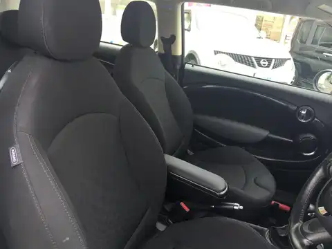 カタログ画像：ＭＩＮＩ （MINI） クーパーＳ クラブマン 2011年4月 DBA-ZG16 1600cc ペッパー・ホワイト（ソリッド） 燃費17.8km / l 内装