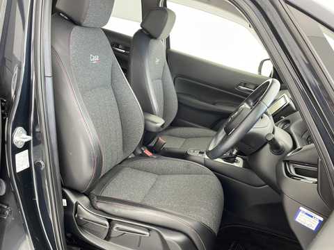 カタログ画像：フィット （FIT） ｅ：ＨＥＶホーム 2024年9月 6AA-GR3 1500cc ミッドナイトブルービーム・メタリック 燃費29.0km / l 内装