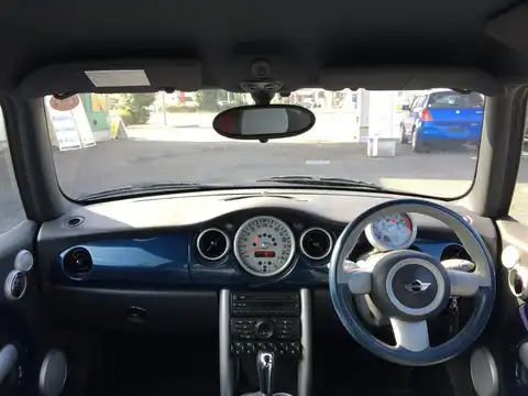 カタログ画像：ＭＩＮＩ （MINI） クーパー チェックメイト 2006年2月 GH-RA16 1600cc ハイパー・ブルー（メタリック） 燃費11.6km / l 内装
